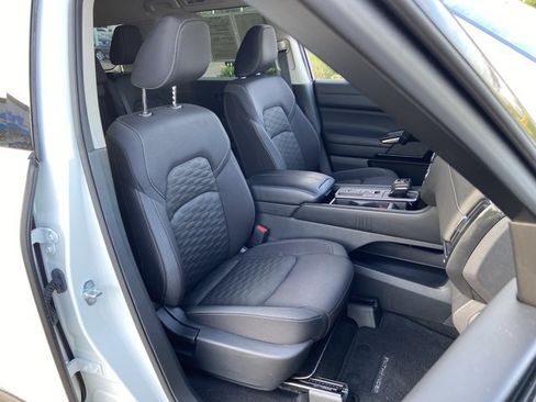 Used 2024 Nissan Pathfinder SV FWD image 2