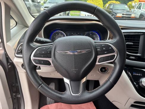 Used 2018 Chrysler Pacifica Touring-L FWD image 6