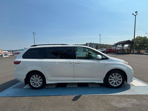 Used 2019 Toyota Sienna AWD image 7