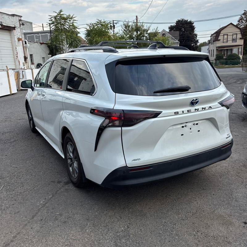 Used 2024 Toyota Sienna XLE w/ XLE Plus Package AWD/4WD image 2