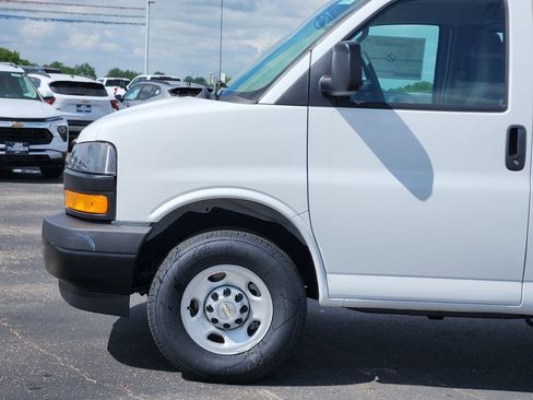 New 2026 Chevrolet Express 2500 w/ Driver Convenience Package RWD image 6