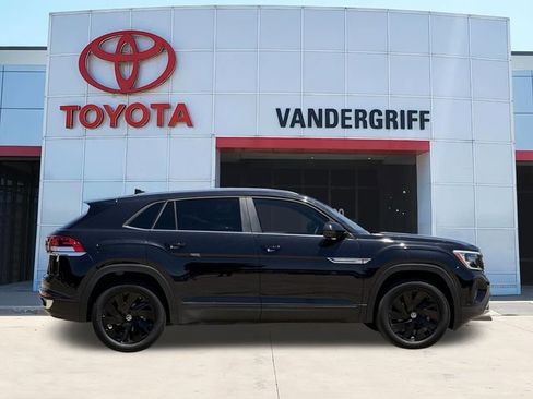 Used 2024 Volkswagen Atlas Cross Sport SE w/ Panoramic Sunroof Package FWD image 3