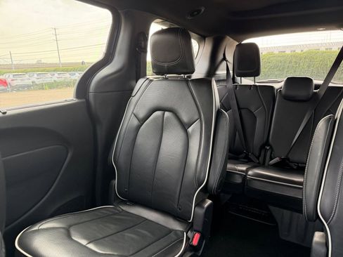 Used 2025 Chrysler Pacifica Limited image 44