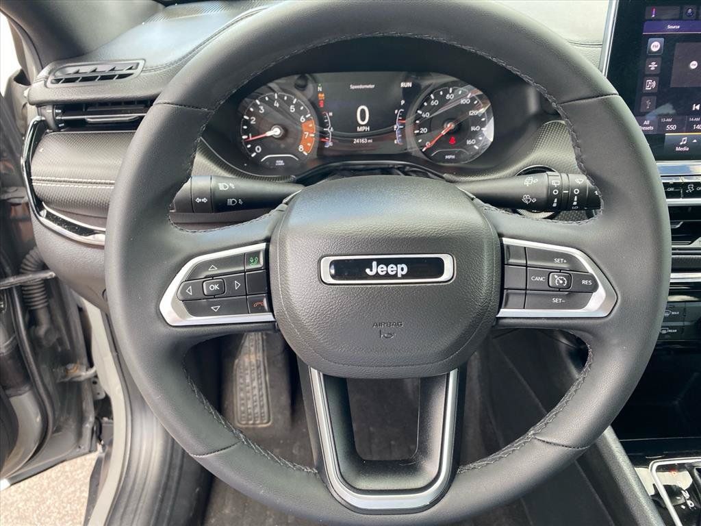 Used 2023 Jeep Compass Latitude AWD/4WD image 10