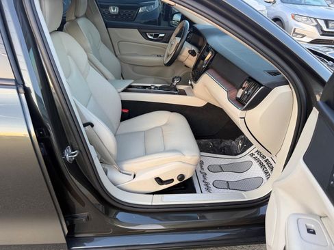 Used 2020 Volvo S60 T5 Momentum image 13