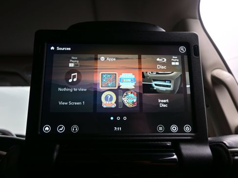 Used 2021 Chrysler Pacifica Limited w/ Uconnect Theater Family Group FWD image 18