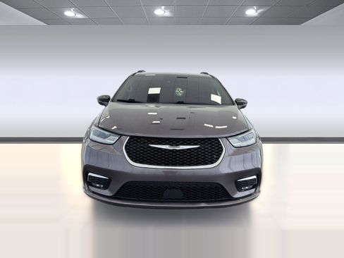 Used 2022 Chrysler Pacifica Touring-L image 6