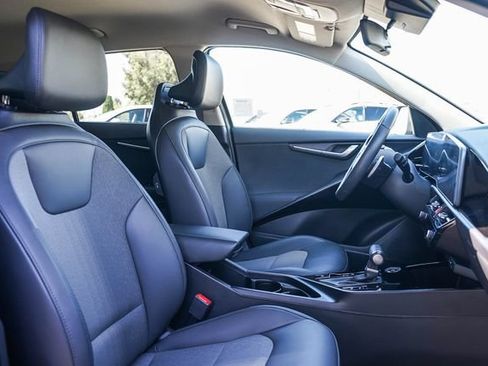Certified 2025 Kia Niro EX FWD image 18