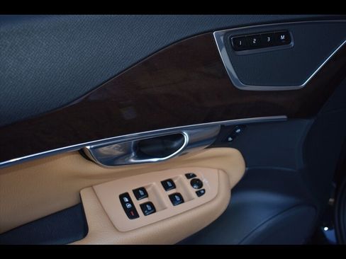 Used 2019 Volvo XC90 T6 Momentum image 18