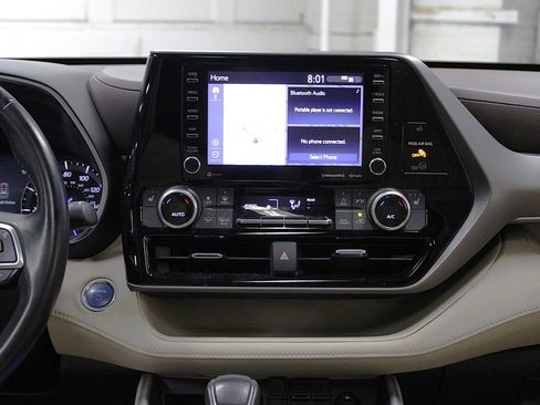 Used 2020 Toyota Highlander XLE AWD/4WD image 14