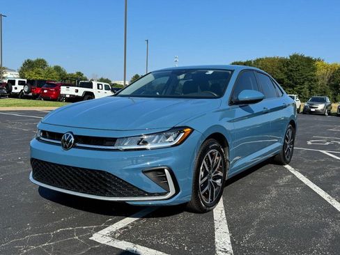 Used 2025 Volkswagen Jetta SE FWD image 8