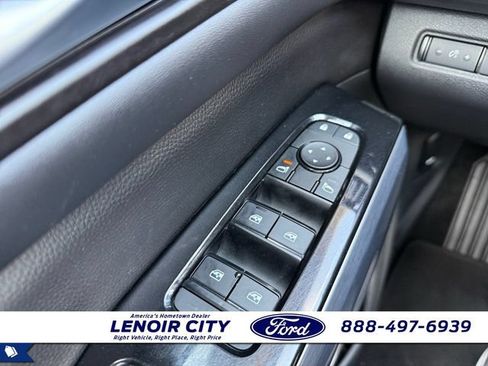 Used 2022 Nissan Pathfinder SL w/ SL Premium Package FWD image 18