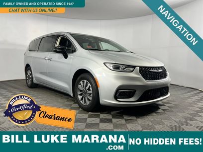 Used 2024 Chrysler Pacifica Select