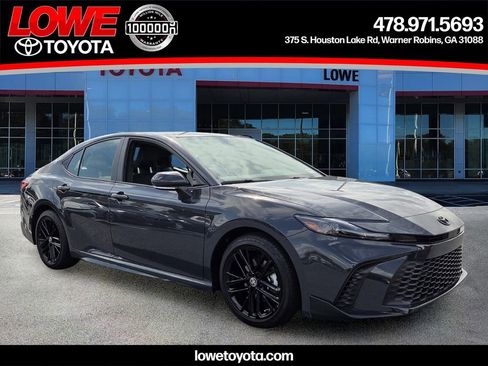 Used 2025 Toyota Camry SE FWD image 1