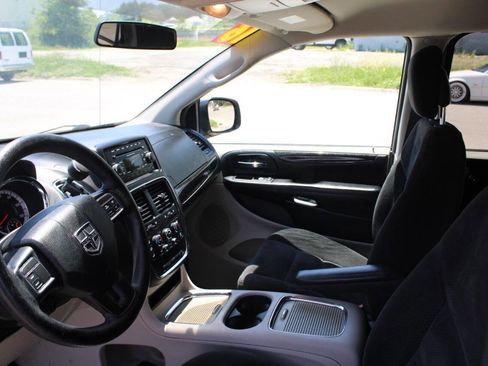 Used 2016 Dodge Grand Caravan SXT FWD image 19