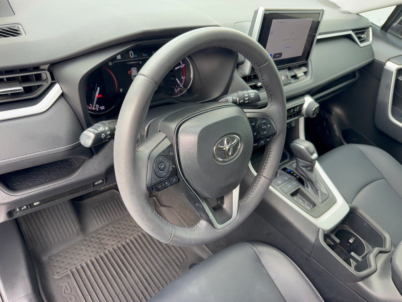 Used 2023 Toyota RAV4 XLE Premium FWD image 4