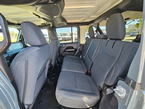 Used 2025 Jeep Wrangler Unlimited Sahara AWD/4WD image 21