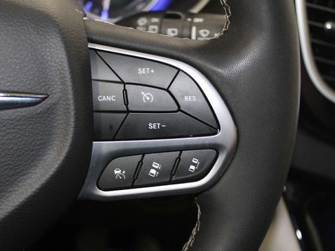 Used 2024 Chrysler Pacifica Touring-L image 36