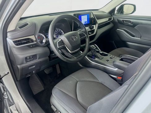 Certified 2025 Toyota Highlander LE FWD image 9