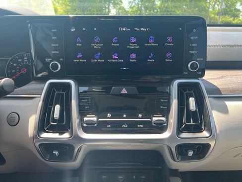 Used 2022 Kia Sorento EX w/ Panoramic Sunroof Package FWD image 17
