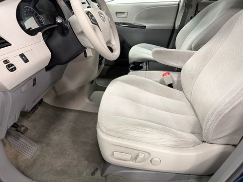 Used 2011 Toyota Sienna LE image 13