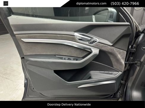 Used 2019 Audi e-tron Prestige w/ Prestige Package image 25