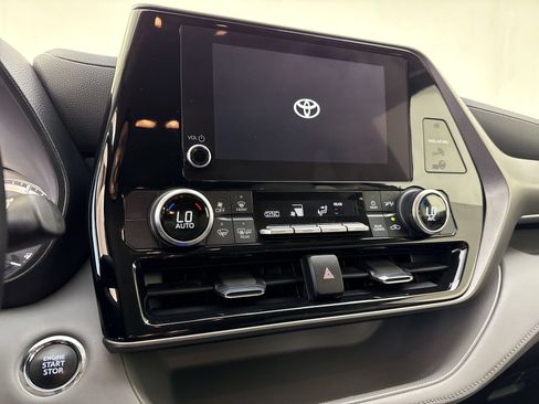Used 2023 Toyota Highlander LE FWD image 6