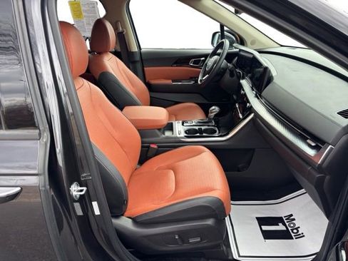 Certified 2024 Kia Carnival SX Prestige image 11