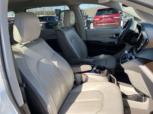 Used 2019 Chrysler Pacifica Touring-L Plus FWD image 28