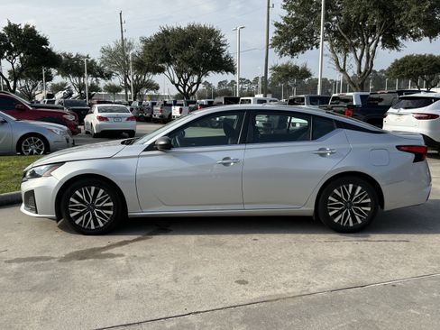Used 2024 Nissan Altima 2.5 SV image 8
