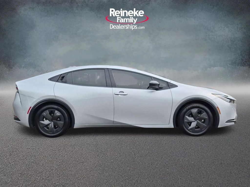 Used 2025 Toyota Prius LE FWD image 5
