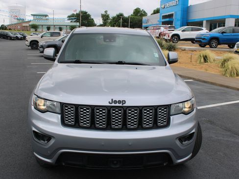 Used 2020 Jeep Grand Cherokee Altitude AWD/4WD image 3