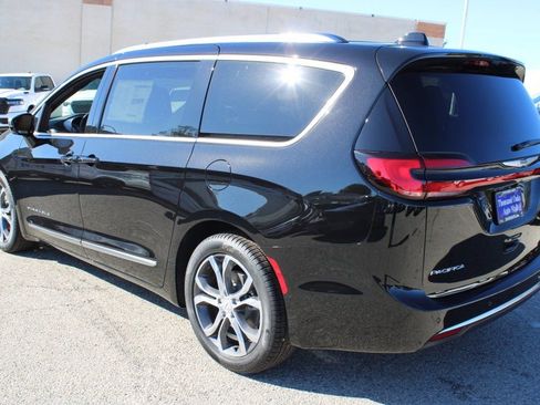 New 2026 Chrysler Pacifica Pinnacle image 6