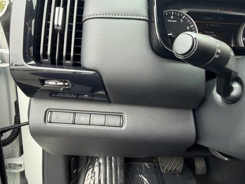 Used 2024 Nissan Pathfinder SV FWD image 21