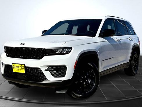 New 2025 Jeep Grand Cherokee Altitude image 2