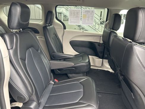Certified 2024 Chrysler Pacifica Touring-L image 35