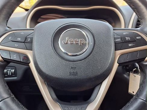 Used 2016 Jeep Cherokee Latitude w/ Cold Weather Group AWD/4WD image 15