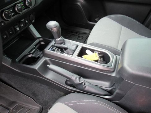 Used 2022 Toyota Tacoma TRD Sport w/ Technology Package image 16