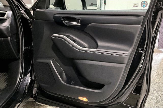 Used 2020 Toyota Highlander XLE AWD/4WD image 35