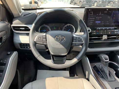 Used 2022 Toyota Highlander Platinum AWD/4WD image 17