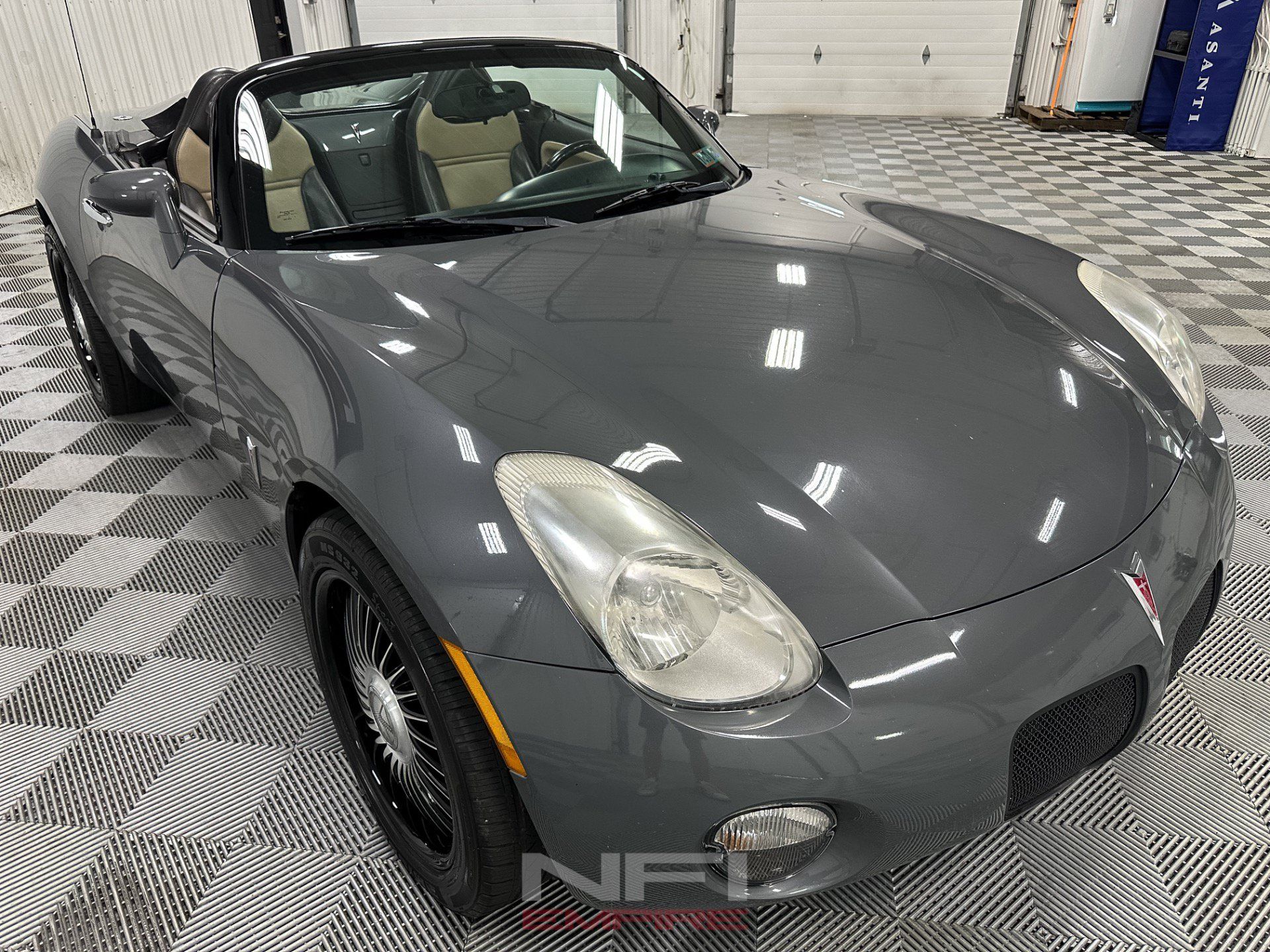Used 2008 Pontiac Solstice Convertible w/ Premium Package RWD image 9