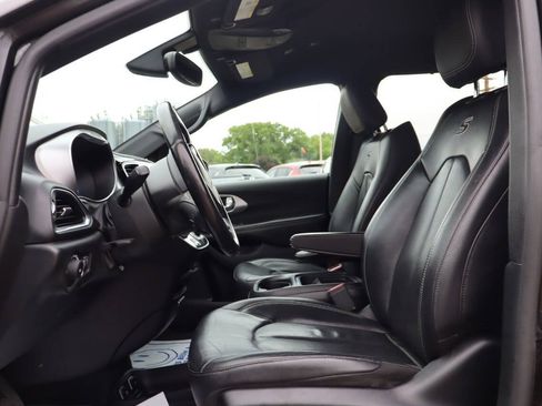 Used 2019 Chrysler Pacifica Touring-L w/ S Appearance Package FWD image 5