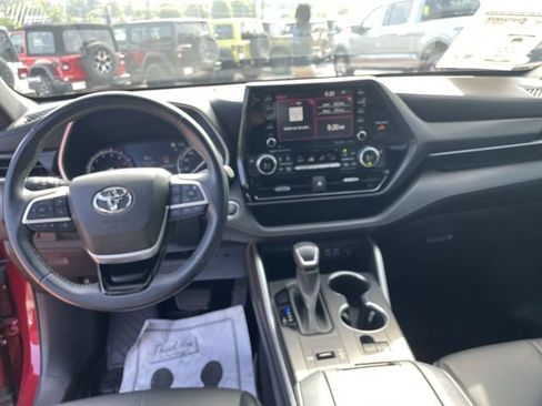 Used 2022 Toyota Highlander XSE FWD image 18