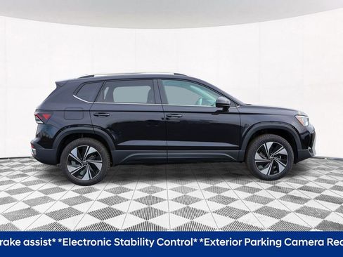 Certified 2025 Volkswagen Taos SE image 10