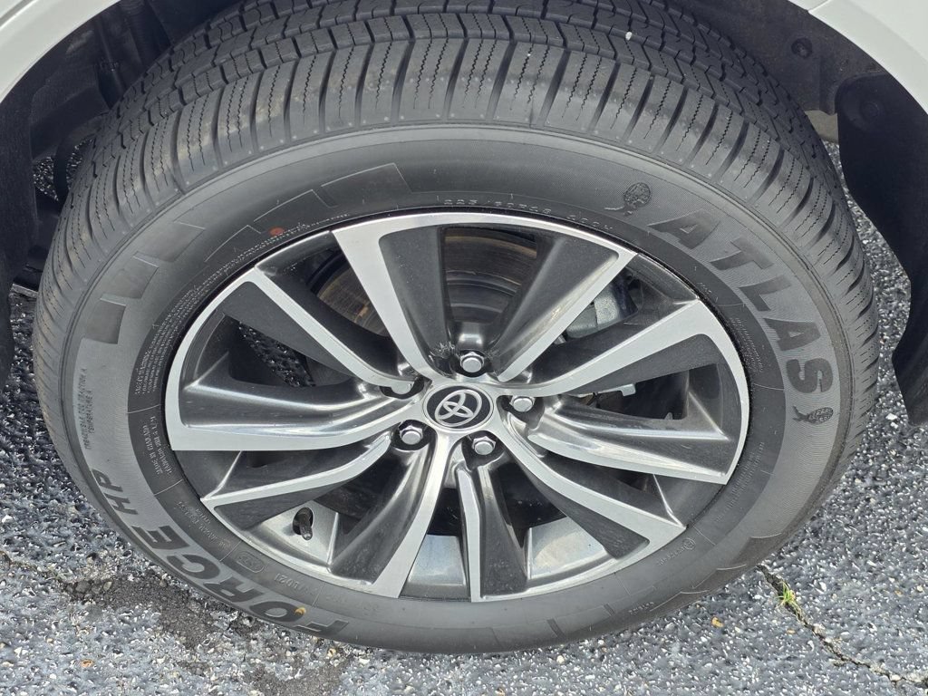 Used 2023 Toyota Venza LE AWD/4WD image 30