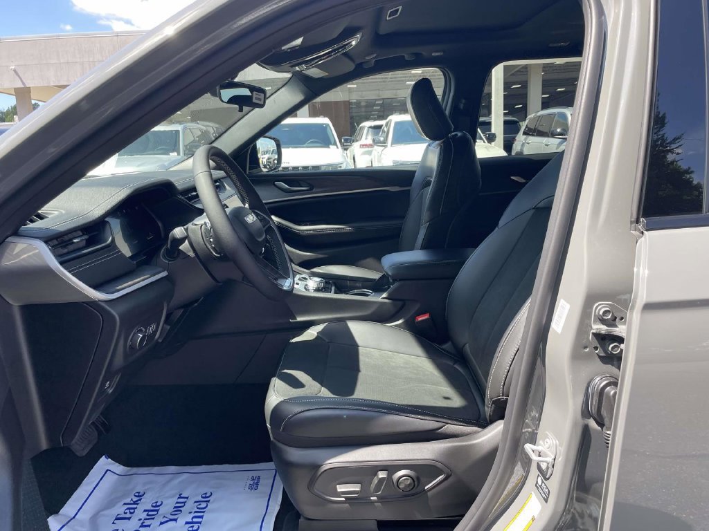 New 2027 Jeep Grand Cherokee Altitude AWD/4WD image 26