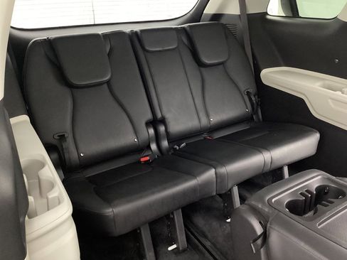 Used 2023 Kia Carnival LX image 23