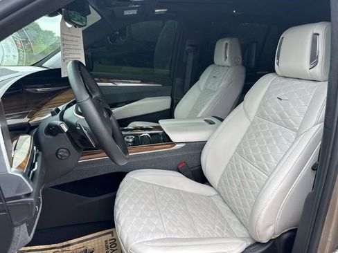 Used 2025 Cadillac Escalade Sport Platinum w/ LPO, Floor Liner Package AWD/4WD image 10