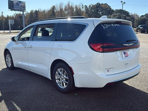 Used 2022 Chrysler Pacifica Touring-L image 6