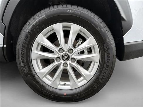 Certified 2025 Toyota Corolla Cross LE image 9